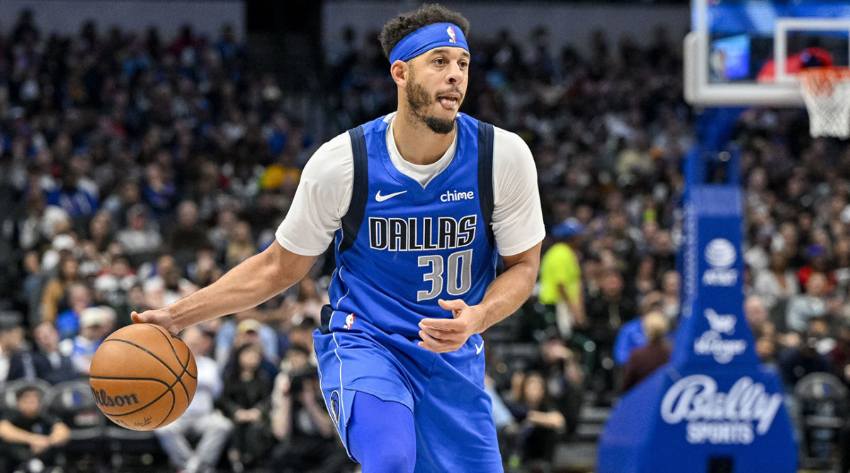 Seth Curry dribbling the ball for the Dallas Mavericks.
